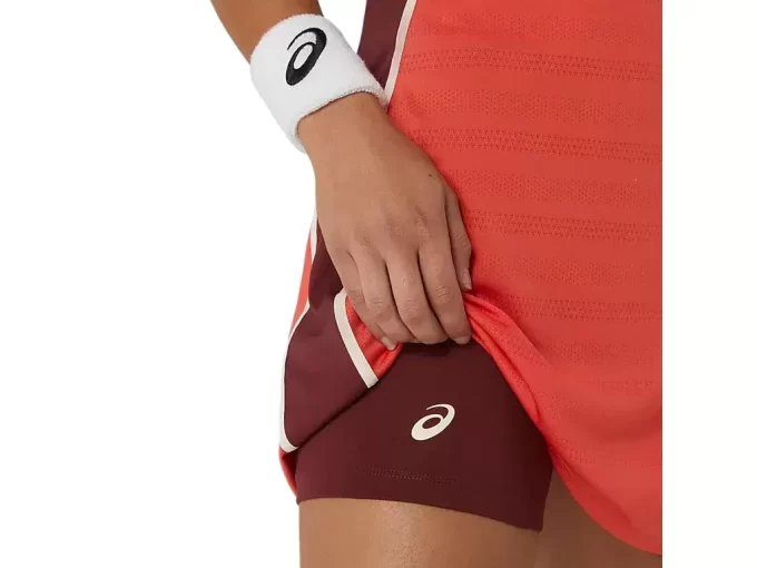 Dámské šaty v kostýmu Dámské šaty v kostýmu