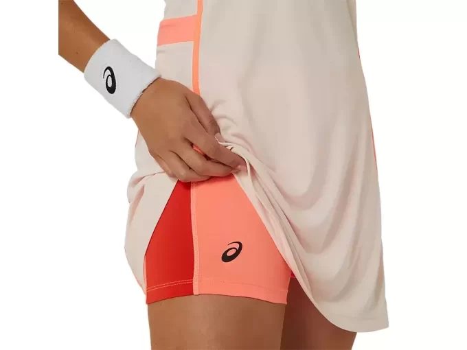 Dámské šaty v kostýmu