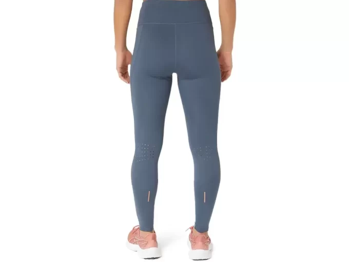 NAGINO TĚSNĚ BĚŽÍ