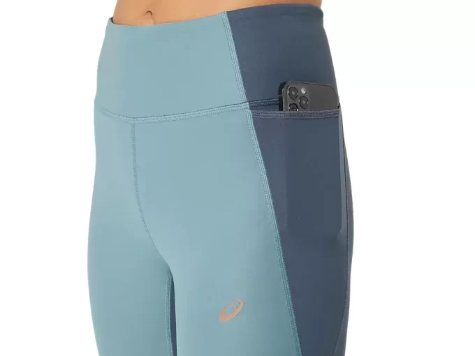 NAGINO TĚSNĚ BĚŽÍ