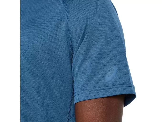 ODVĚTRANÝ ÚPLETOVÝ TOP S KRÁTKÝM RUKÁVEM