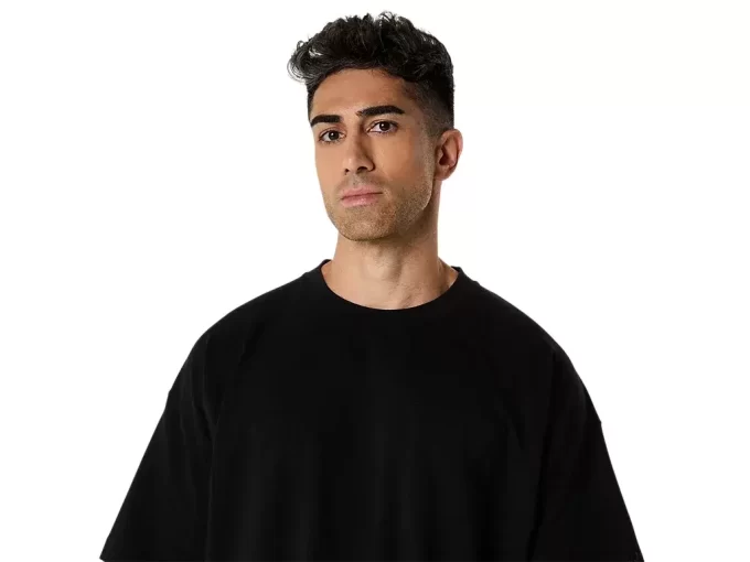 TRIČKO S VOLNÝM ŘEZEM A KAPSAMI TRIČKO S VOLNÝM ŘEZEM A KAPSAMI