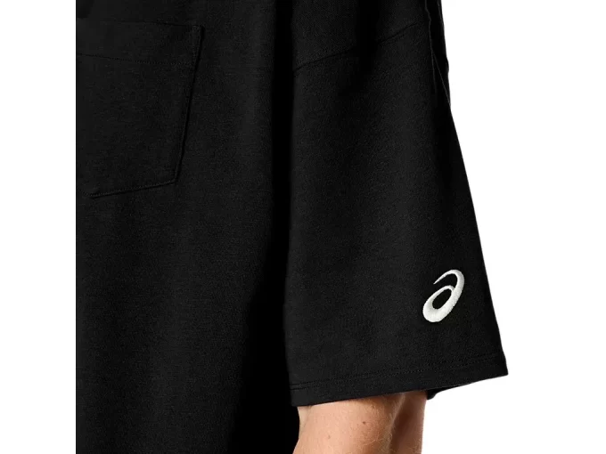 TRIČKO S VOLNÝM ŘEZEM A KAPSAMI TRIČKO S VOLNÝM ŘEZEM A KAPSAMI