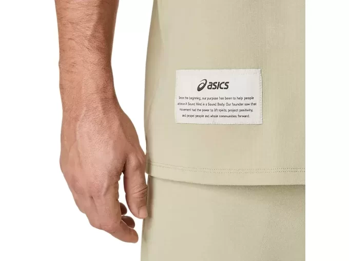 TRIČKO S VOLNÝM ŘEZEM A KAPSAMI TRIČKO S VOLNÝM ŘEZEM A KAPSAMI