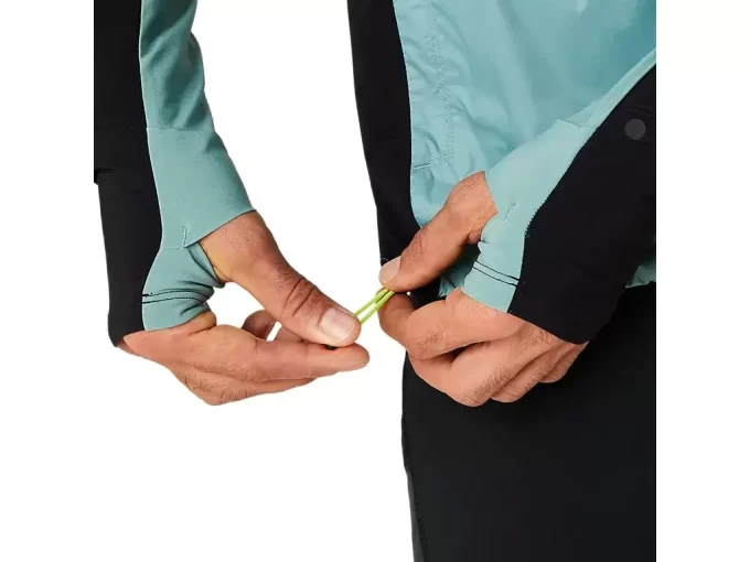 ZIMNÍ BUNDA NA SILNICI