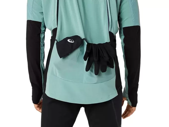 ZIMNÍ BUNDA NA SILNICI