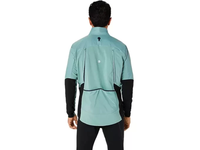 ZIMNÍ BUNDA NA SILNICI