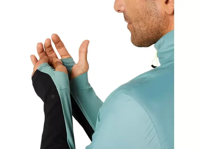 ZIMNÍ BUNDA NA SILNICI